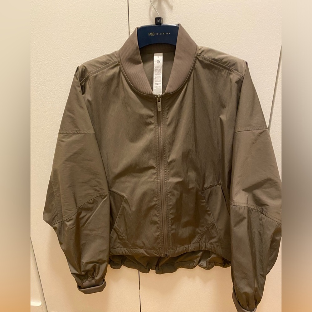 Lululemon waterproof bomber, size XS